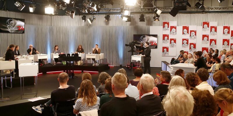 Die Schreibtalente stellen sich einer kritischen Jury und dem Live-Publikum. - Foto: Gerd Eggenberger/APA/dpa