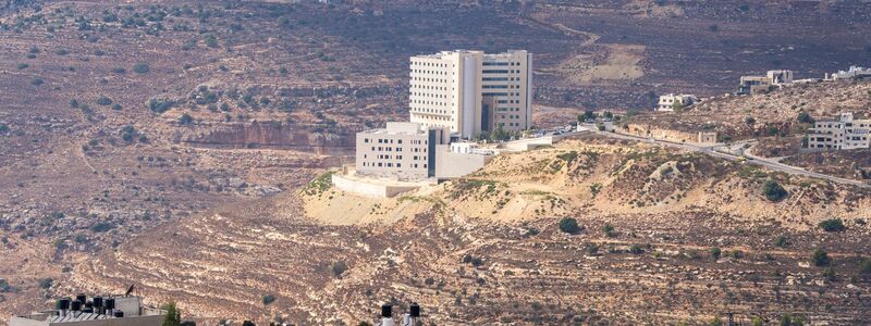 Bei einem Angriff israelischer Siedler auf ein palästinensisches Dorf gab es Tote und Verletzte. - Foto: Soeren Stache/dpa
