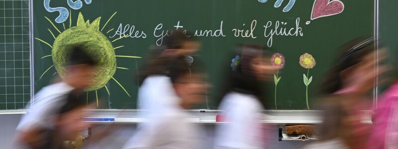 Auf sechs Wochen Sommerferien können sich Schülerinnen und Schüler in Deutschland freuen. (Archivbild) - Foto: Bernd Weißbrod/dpa