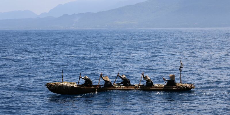 Ein Mann fällt einen Baum für den Nachbau eines steinzeitlichen Kanus. - Foto: Yousuke Kaifu/dpa
