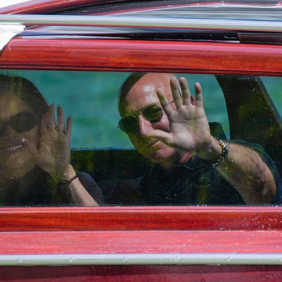 Ein Kuss im Wassertaxi: Jeff Bezos und Lauren Sánchez - Foto: Luca Bruno/AP/dpa