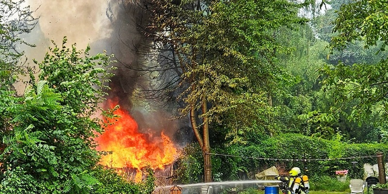 FW-OB: Brand einer Gartenlaube in Kleingartenanlage - Feuerwehr verhindert Ausbreitung - Foto: presseportal.de