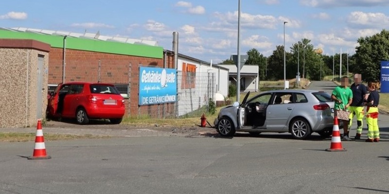 POL-HX: Verkehrsunfall im Kreuzungsbereich - zwei Frauen verletzt - Foto: presseportal.de