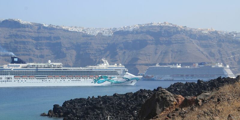 Die griechische Insel Santorini gilt als Kreuzfahrt-Mekka. (Archivfoto) - Foto: Cindy Riechau/dpa