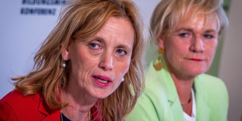 Eine Expertenkommission soll nach Vorstellungen von Bundesbildungsministerin Karin Prien (CDU, l) dabei helfen, Kinder besser vor Risiken durch die Nutzung von Handys und Social Media zu schützen. - Foto: Jens Büttner/dpa