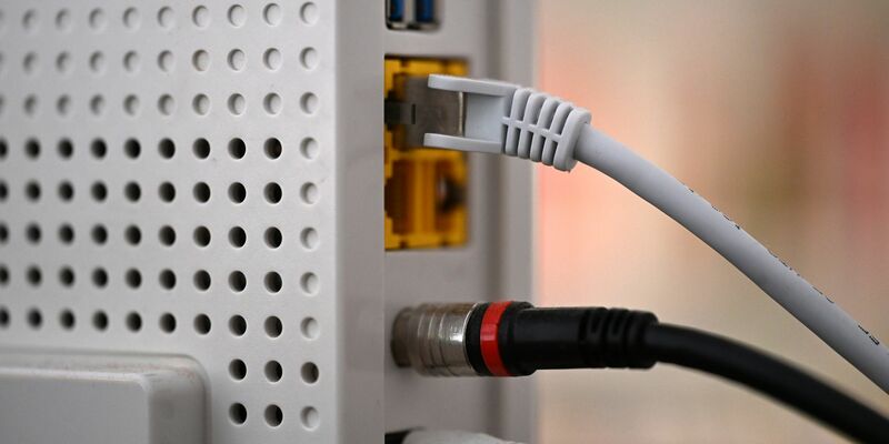 Ein LAN-Kabel in einem Router - mancherorts sind die Internetverbindungen besser geworden.  - Foto: Wolf von Dewitz/dpa