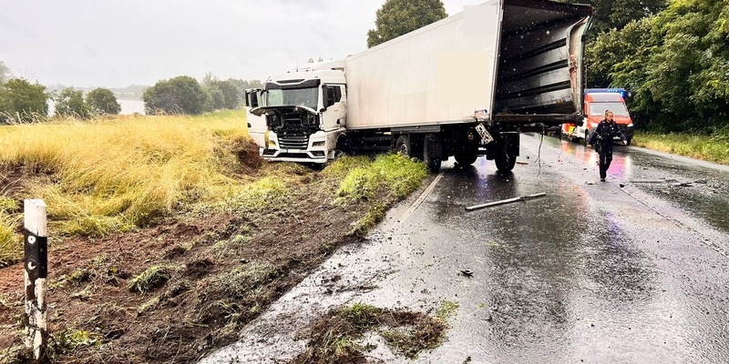 FW Xanten: Kollision zweier LKW in Birten - Foto: presseportal.de