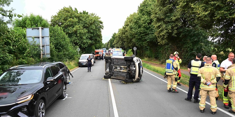 FW Pulheim: Verkehrsunfall auf Landstraße in Brauweiler - Drei Verletzte - Foto: presseportal.de