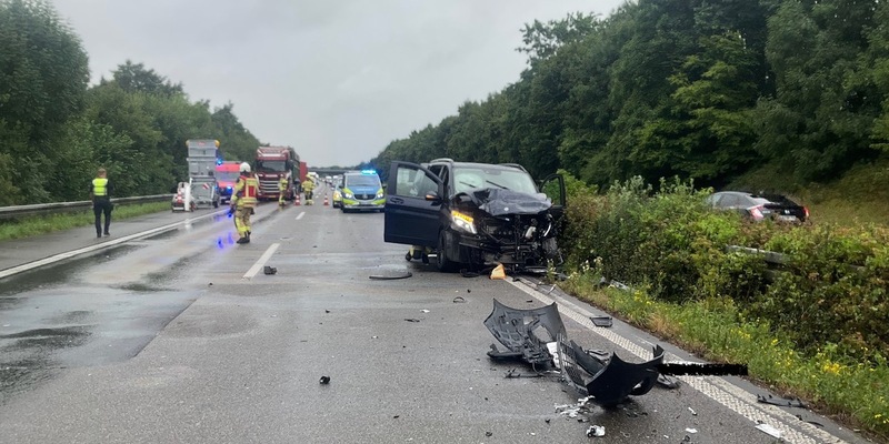 FW Alpen: Zwei Verkehrsunfälle auf der A57 mit mehreren verletzten Personen - Foto: presseportal.de