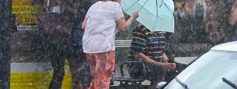Bereits am Montag hatte es in Berlin ein heftiges Unwetter gegeben. - Foto: Jens Kalaene/dpa