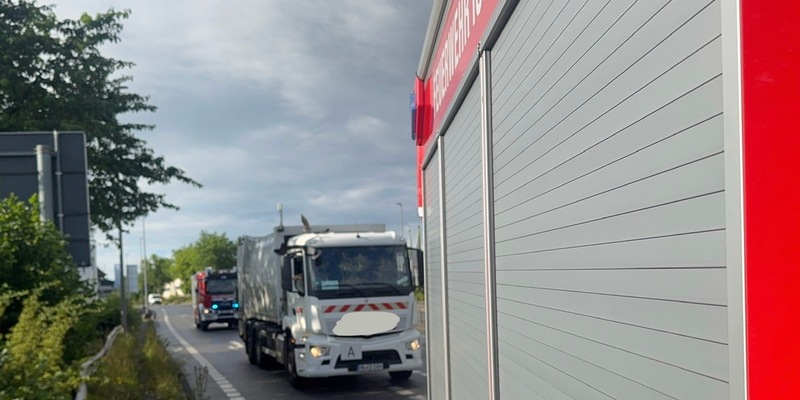 FW-MK: Feuerwehr eskortiert rauchenden Müllwagen durchs Stadtgebiet - Foto: presseportal.de