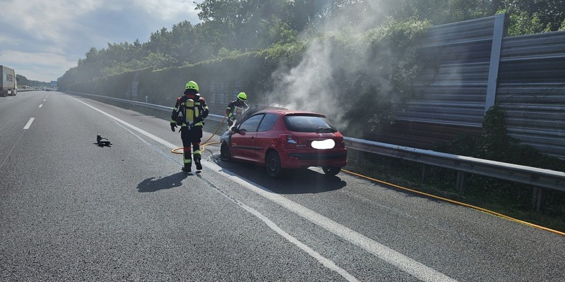FW-ROW: Brennender PKW auf Standstreifen - Foto: presseportal.de