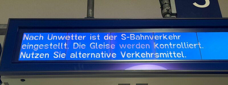 Am Abend nahmen erste S-Bahnlinien den Betrieb wieder auf. - Foto: Paul Zinken/dpa