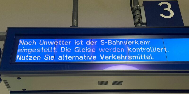 Der Zugverkehr war in Berlin zwischenzeitlich eingestellt. - Foto: Paul Zinken/dpa