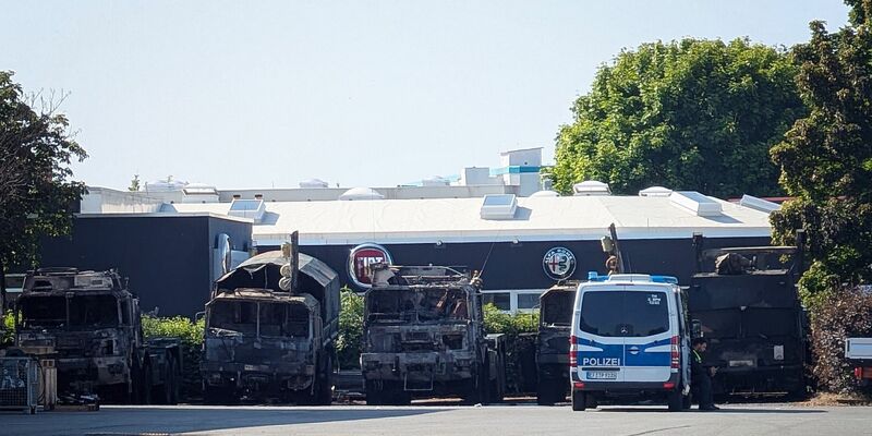 Sechs Bundeswehr-Fahrzeuge sind am Samstagabend in Erfurt in Brand geraten. Die Kriminalpolizei ermittelt wegen Brandstiftung.  - Foto: Martin Wichmann/WichmannTV/dpa