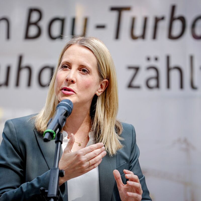 Bundesbauministerin Verena Hubertz. Die Bundesregierung will über schnellere Genehmigungen den schleppenden Wohnungsbau in Schwung bringen. (Archivbild) - Foto: Kay Nietfeld/dpa