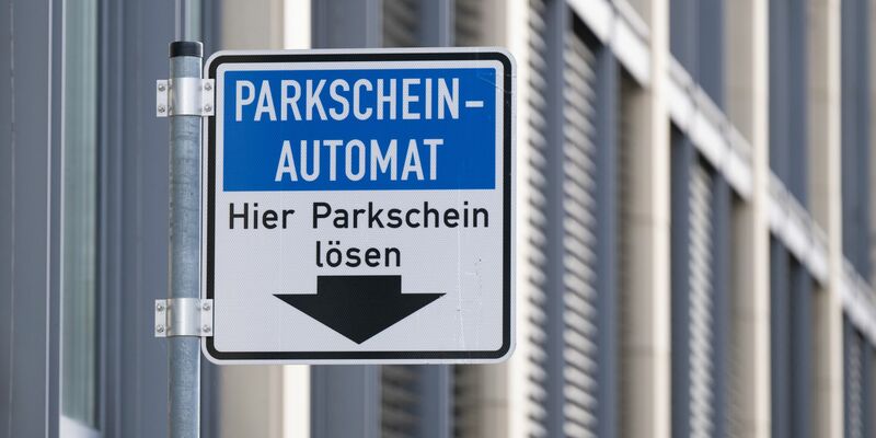 Die falschen QR-Codes werden auf Parkscheinautomaten geklebt. (Symbolbild)  - Foto: Sebastian Kahnert/dpa