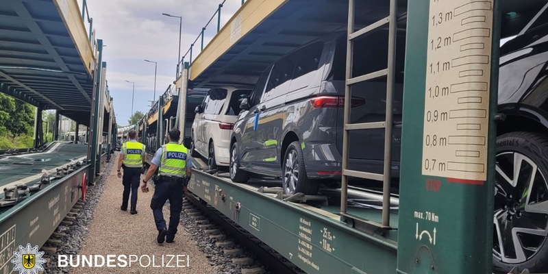 Bundespolizeidirektion München: Diebstahl aus Autozug / Tatverdächtige nach skurriler Flucht gestellt - Foto: presseportal.de