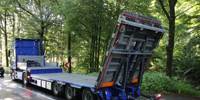 POL-RBK: Overath - Sattelzug kollidiert mit Transporter - Zwei Personen verletzt - Foto: presseportal.de