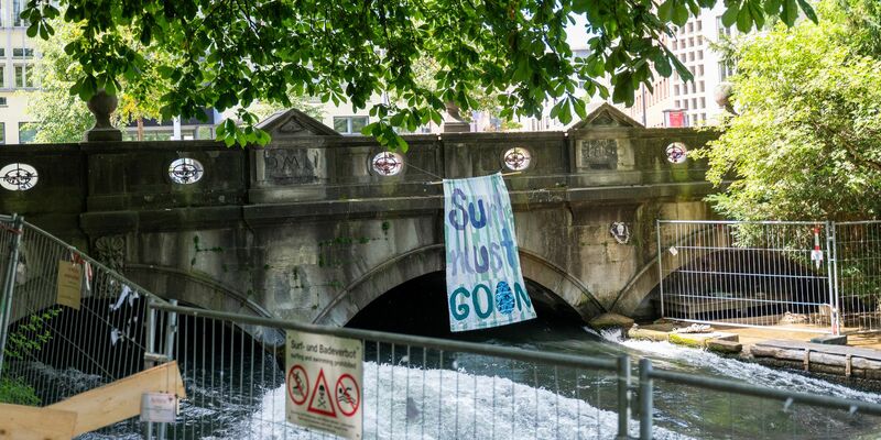 Seit dem Unfalltod einer Surferin am 17. April war die Eisbachwelle in München gesperrt.  - Foto: Leonie Asendorpf/dpa