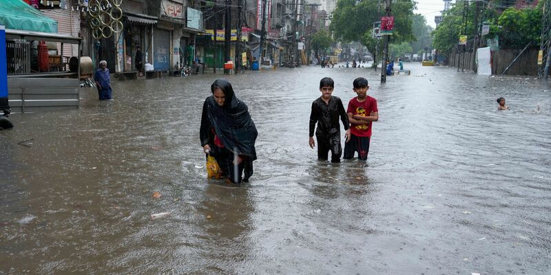 Der Monsun bringt in Pakistan starke Regenfälle mit sich. - Foto: K.M. Chaudary/AP/dpa