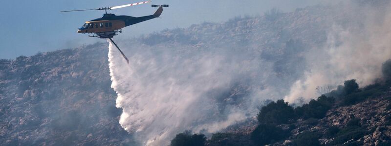 Bei Athen wurden 13 Häuser von einem Großbrand stark beschädigt, manche sogar völlig zerstört. - Foto: Thanassis Stavrakis/AP/dpa
