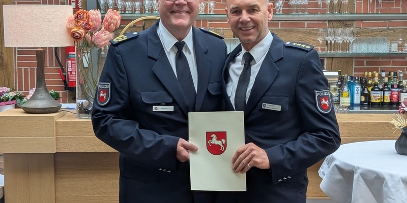 POL-OLD: KORREKTUR +++ Leitender Polizeidirektor Wilfried Grieme in den Ruhestand verabschiedet +++ Polizeipräsident Sagehorn würdigt Verdienste des scheidenden Leiters der Inspektion in Delmenhorst +++ - Foto: presseportal.de