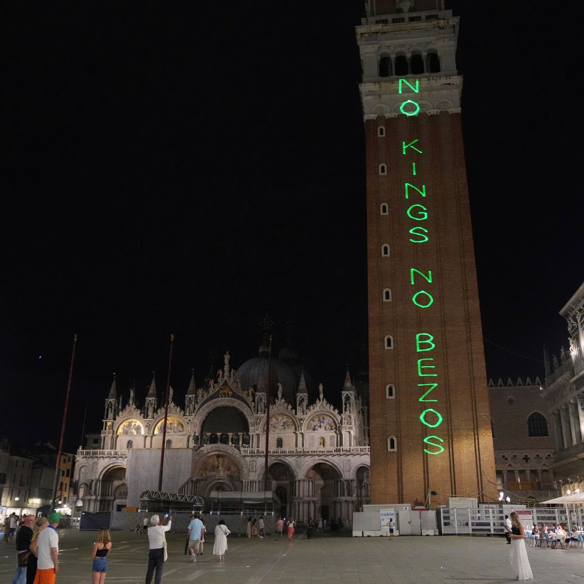 Auf dem Markusturm steht groß: «No Kings no Bezos» («Keine Könige, kein Bezos»). - Foto: Antonio Calanni/AP/dpa