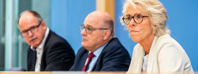 Kommissionschefin Christiane Schönefeld, Arbeitgeber-Verhandlungsführer Steffen Kampeter (M) und Gewerkschaftsverhandlungsführer Stefan Körzell sind sich einig beim Mindestlohn. - Foto: Michael Kappeler/dpa