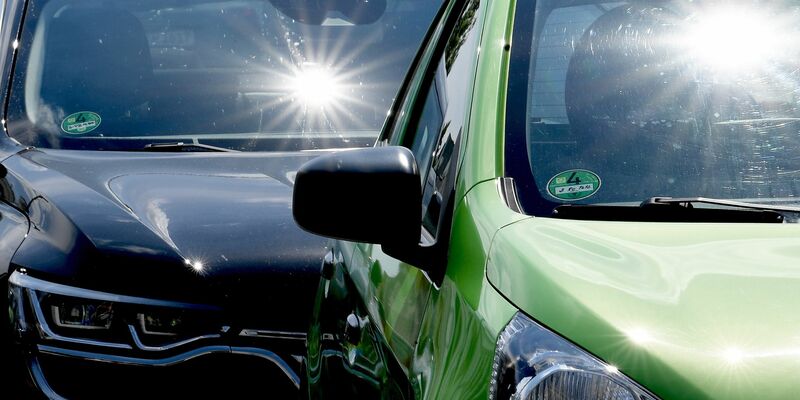 Als der Vater zu seinem im Auto vergessenen Zweijährigen eilte, war dieser bereits tot (Symbolbild). - Foto: Britta Pedersen/dpa-Zentralbild/dpa-tmn