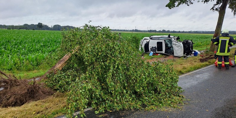 POL-STD: Harsefeld: Überholmanöver missglückt - Autofahrer schwer verletzt - Foto: presseportal.de