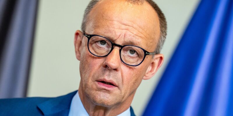 Bundeskanzler Friedrich Merz hat sich auf X zu dem Zugunglück geäußert. (Archivbild) - Foto: Michael Kappeler/dpa