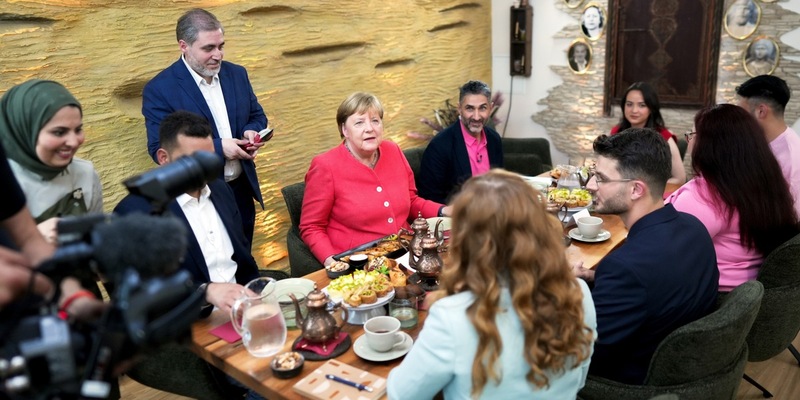 WDRforyou bringt exklusiv Angela Merkel und Geflüchtete an einen Tisch - Foto: presseportal.de