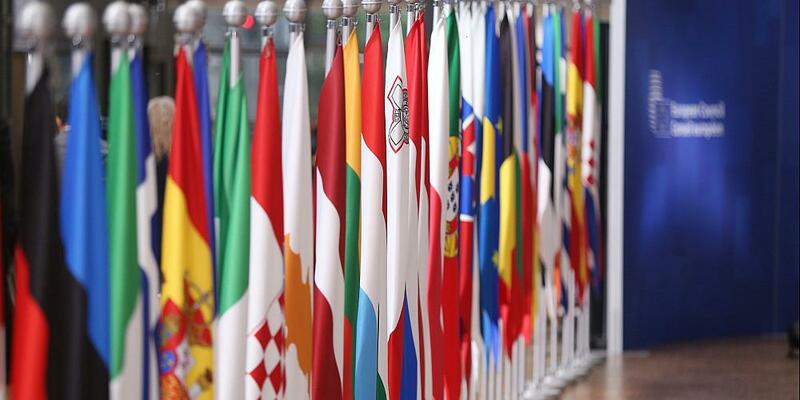 Fahnen der EU-Mitgliedsländer beim Europäischen Rat am 26.06.2025 - Foto: über dts Nachrichtenagentur