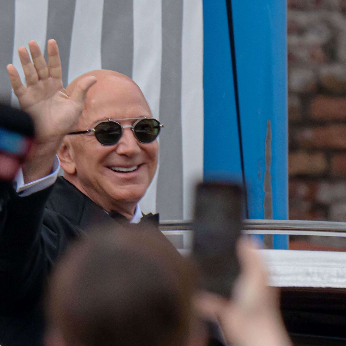 Jezz Bezos winkt den Fotografen zumindest zu. - Foto: Luca Bruno/AP/dpa