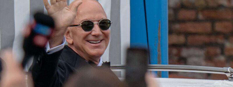 Jezz Bezos winkt den Fotografen zumindest zu. - Foto: Luca Bruno/AP/dpa