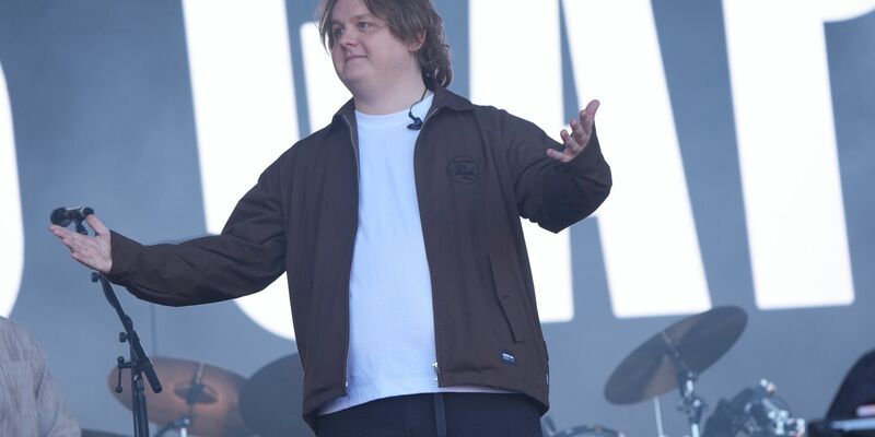 Fans zeigen Lewis Capaldi ihre Unterstützung. - Foto: Yui Mok/PA Wire/dpa