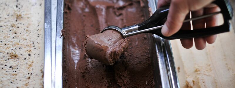 Schokolade ist die beliebteste Eissorte in Deutschland. - Foto: Ole Spata/dpa
