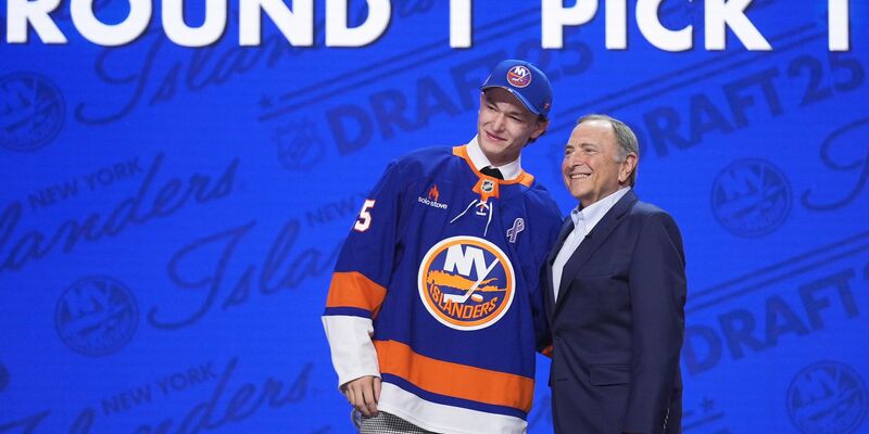 Der an Nummer eins im Draft ausgewählte Matthew Schaefer (l) und NHL-Chef Gary Bettman - Foto: Damian Dovarganes/AP/dpa
