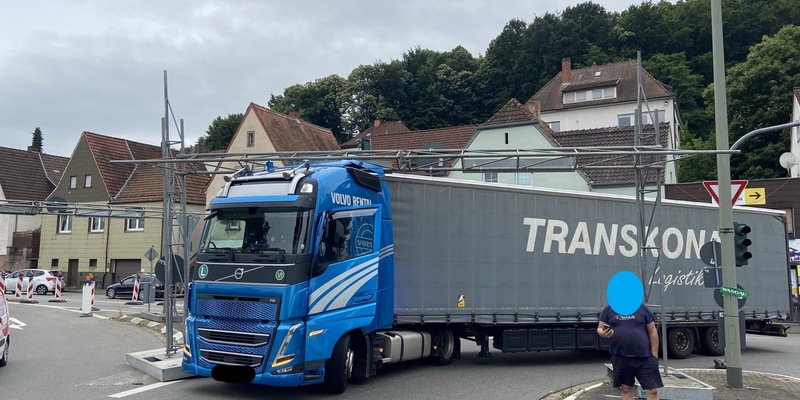 POL-PILAN: Lastwagen missachtet Höhenbegrenzung - Foto: presseportal.de