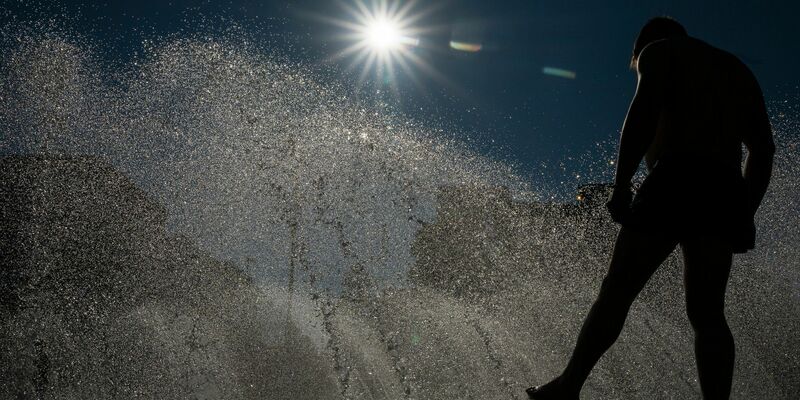 In Teilen Deutschland gilt am Samstag eine Hitze-Warnung. - Foto: Peter Kneffel/dpa
