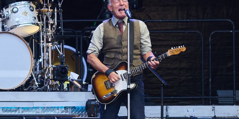 Tausende Fans sind bei dem Konzert von Bruce Springsteen in Gelsenkirchen. (Archivbild) - Foto: Annette Riedl/dpa
