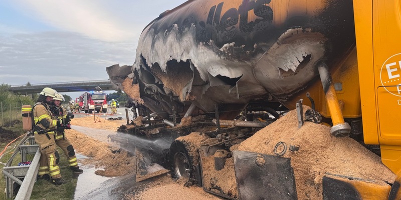 FW-SE: LKW-Brand auf der A7 - Aufwändiger Feuerwehreinsatz bei Bad Bramstedt - Foto: presseportal.de