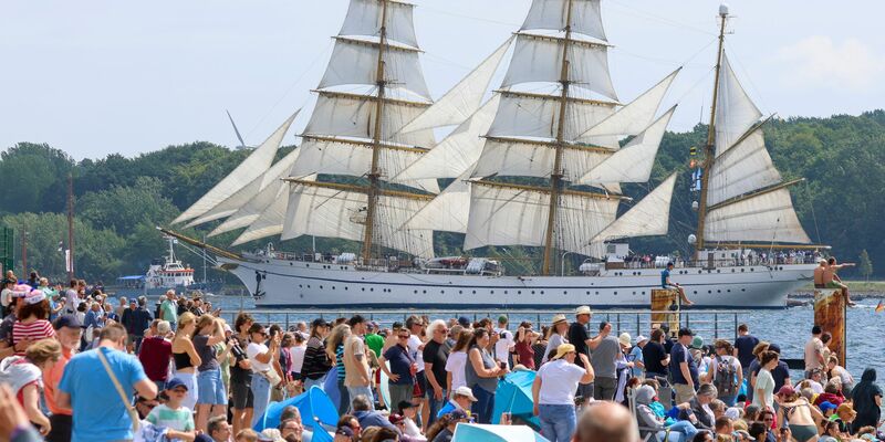 Am Falckensteiner Strand tummelten sich Tausende Zuschauer. - Foto: Bodo Marks/dpa