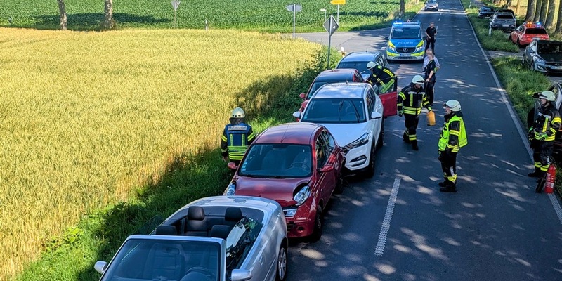 FW-KLE: Verkehrsunfall mit mehreren Fahrzeugen - auslaufende Betriebsstoffe auf der Uedemer Straße - Foto: presseportal.de