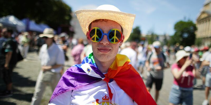 Trotz eines Verbots der Orban-Regierung versammeln sich tausende Menschen zur Budapester Pride. - Foto: Rudolf Karancsi/AP/dpa