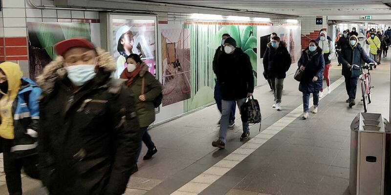 Pendler mit Corona-Masken (Archiv) - Foto: über dts Nachrichtenagentur