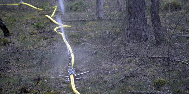 FW Lüchow-Dannenberg: +++ Waldbrandübung in Lüchow-Dannenberg +++ Feldbrand bei Clenze breitet sich aus +++ Insgesamt 8ha Waldgebiet betroffen +++ Feuerwehr hat Probleme mit engen und zugewachsenen Wegen +++ - Foto: presseportal.de