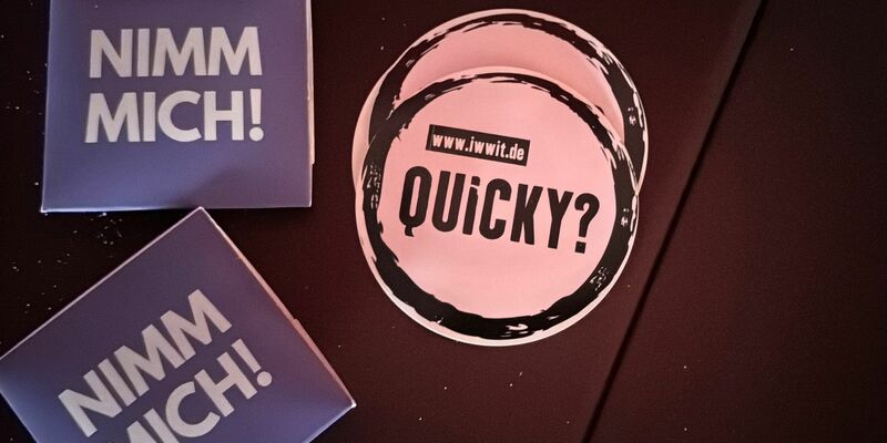 Fetisch-Peitschen gibt es auch an Bord zu kaufen.  - Foto: Aleksandra Bakmaz/dpa