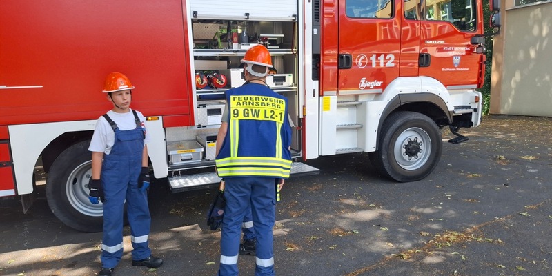 FW-AR: Jahresübung der Jugendfeuerwehr Arnsberg: Einsatz unter realistischen Bedingungen - Foto: presseportal.de